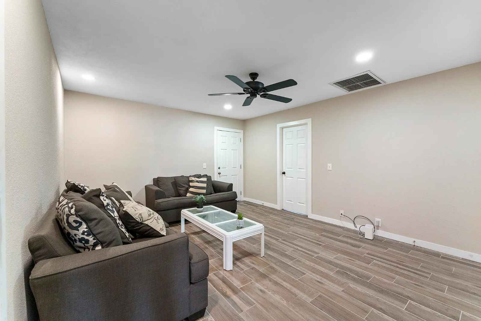 2228 West Enid Avenue - Room 4 5