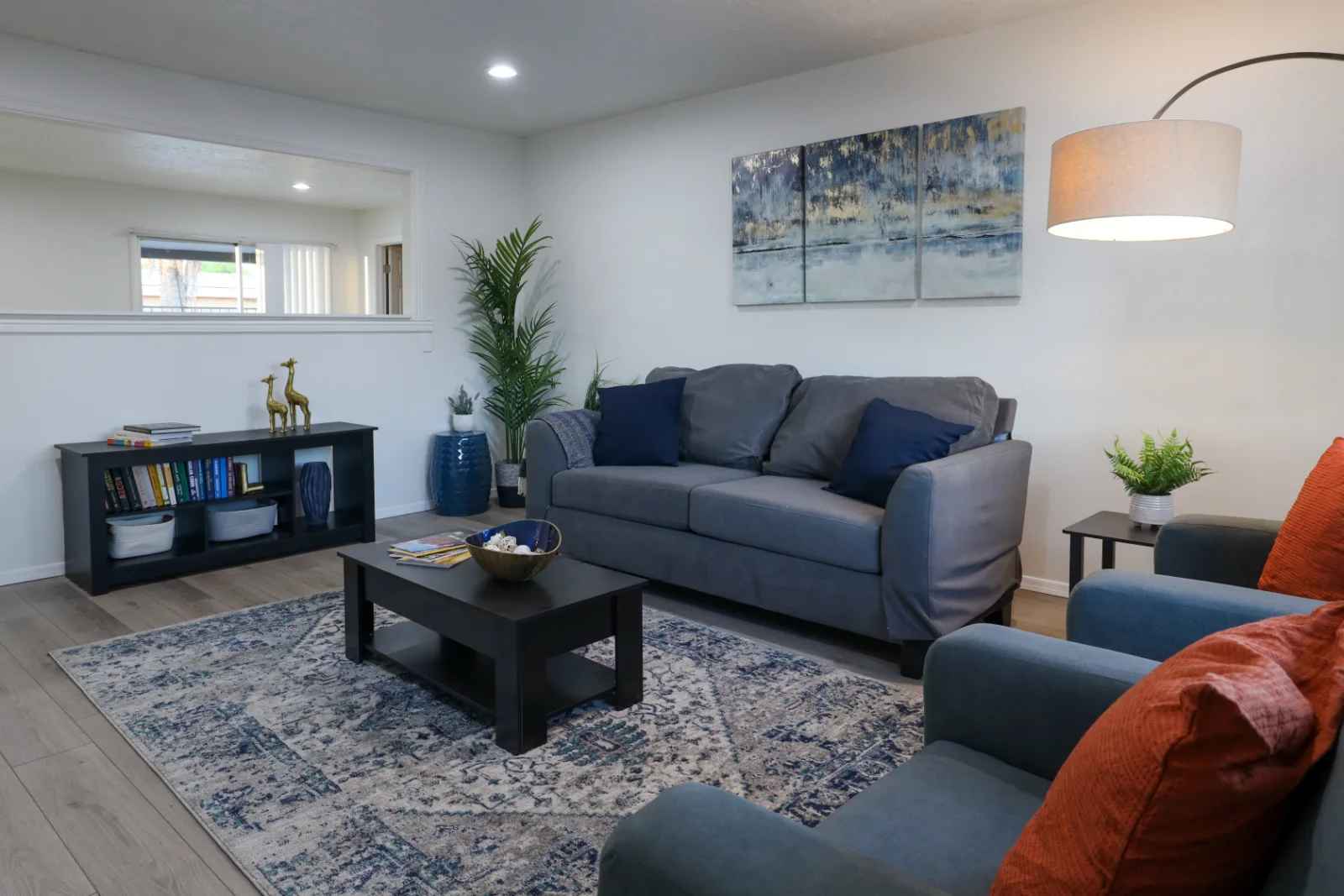 328 East Dunbar Drive - Room 7 5